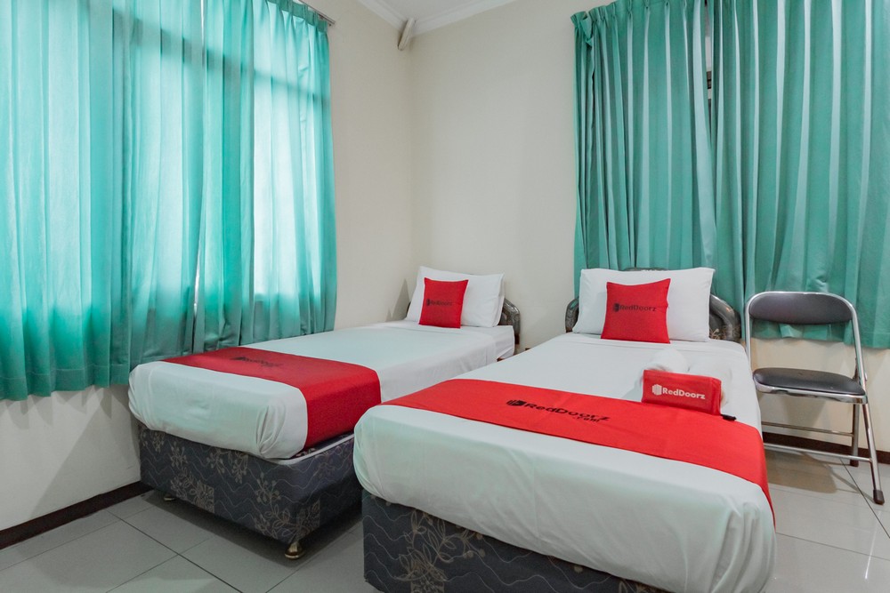 RedDoorz @ Achino Hotel Bandung Room Type - Deluxe Twin Room