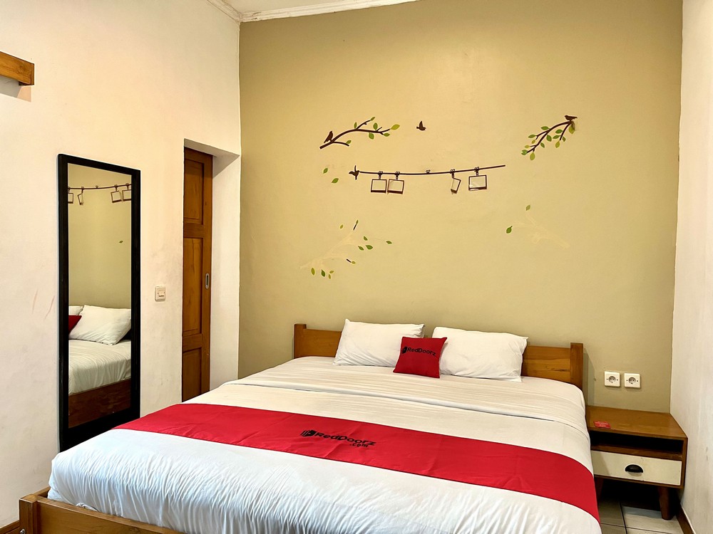 RedDoorz At Mystays Pemuda Cepu Blora Room Type - RedDoorz Deluxe Room