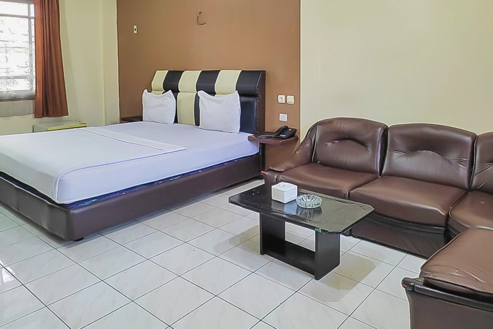 Fajar Indah Hotel Mitra Reddoorz - Tap to explore photos