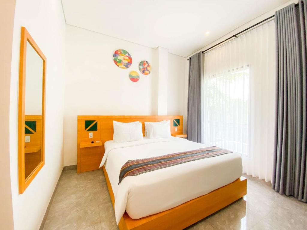 Queen Parrona Hotel - Tap to explore photos