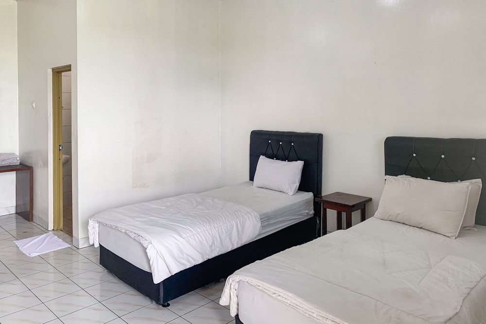 Hotel Pelangi Merak RedPartner Room Type - Twin Room