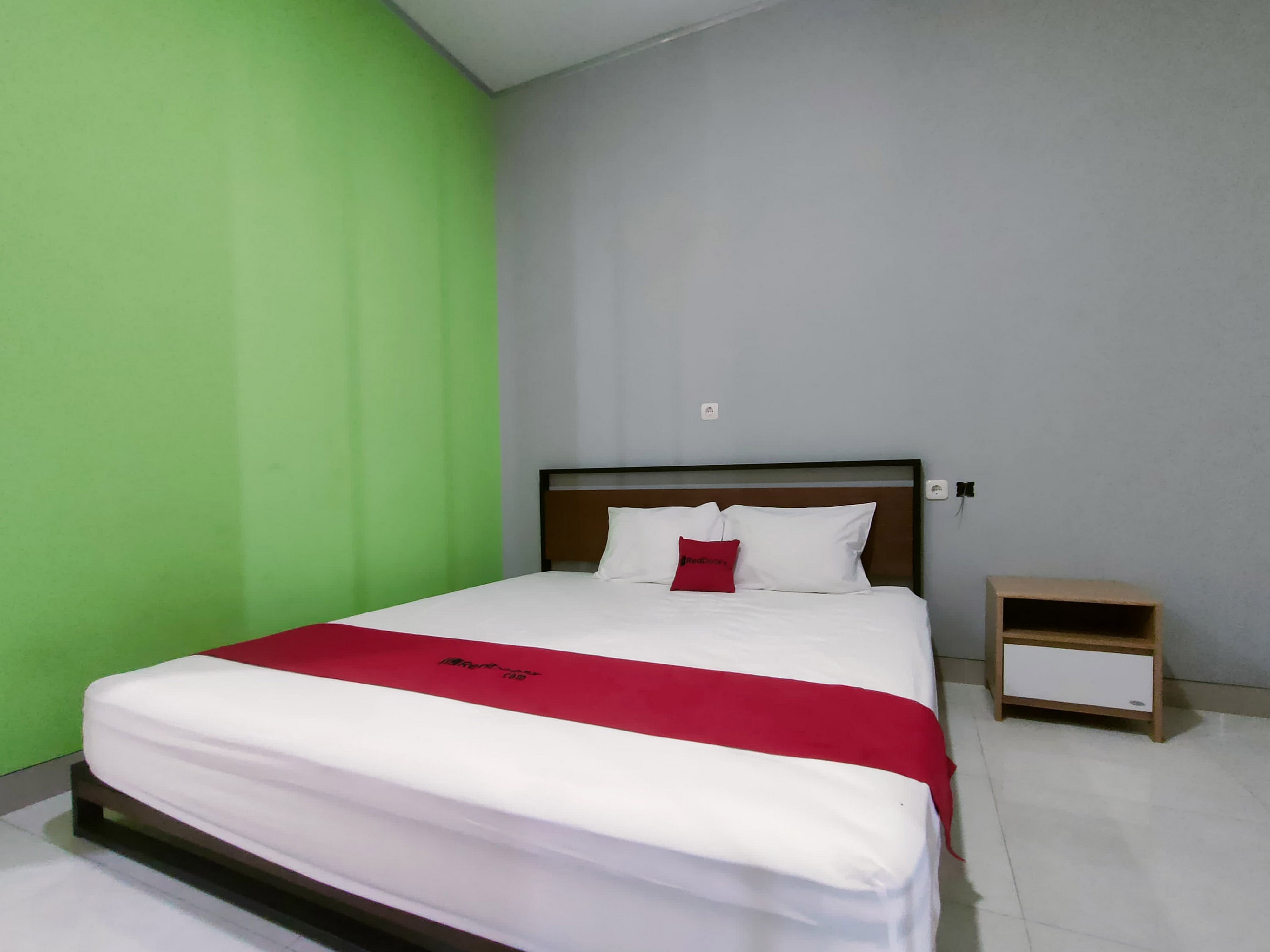 RedDoorz @ Araya House Ngawi Room Type - RedDoorz Room