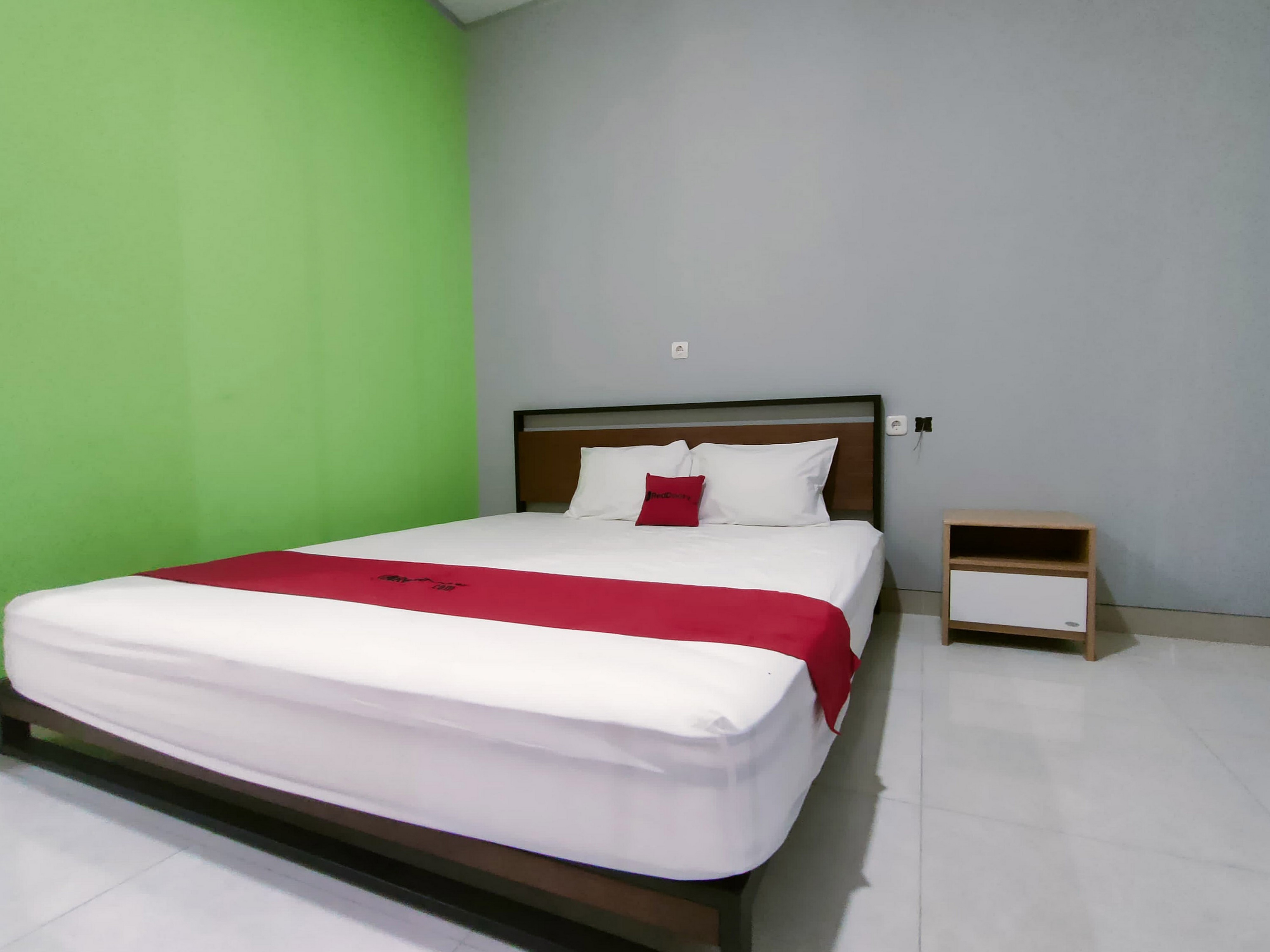 RedDoorz @ Araya House Ngawi - Tap to explore photos