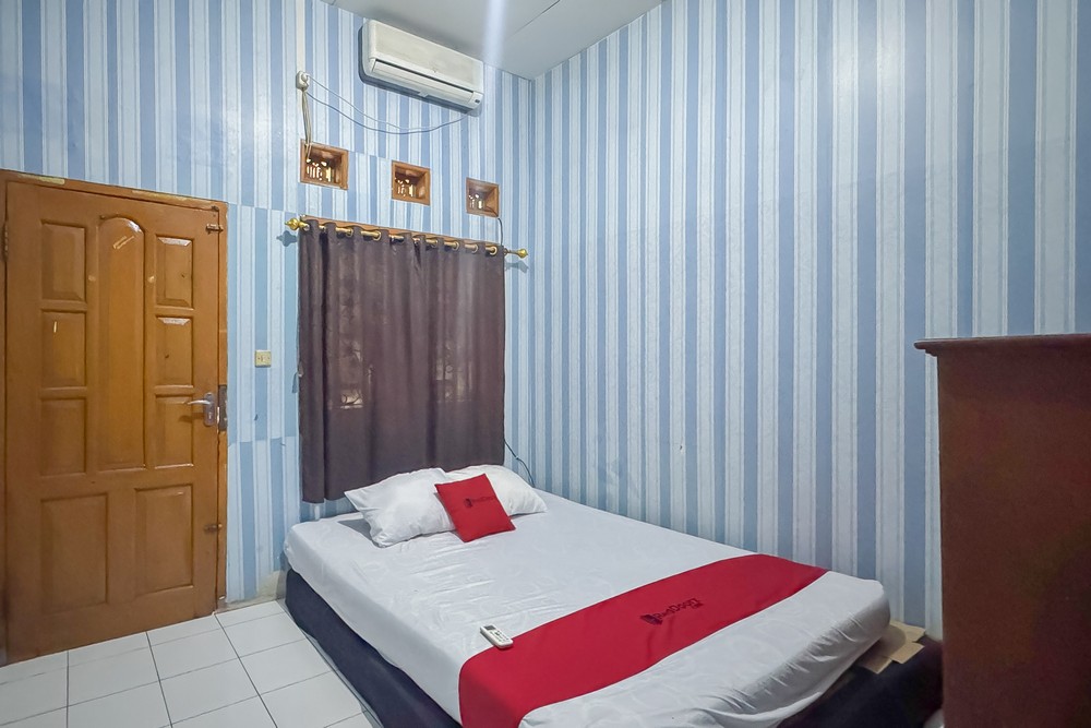 RedDoorz at Kuning GH Jatinangor - Tap to explore photos