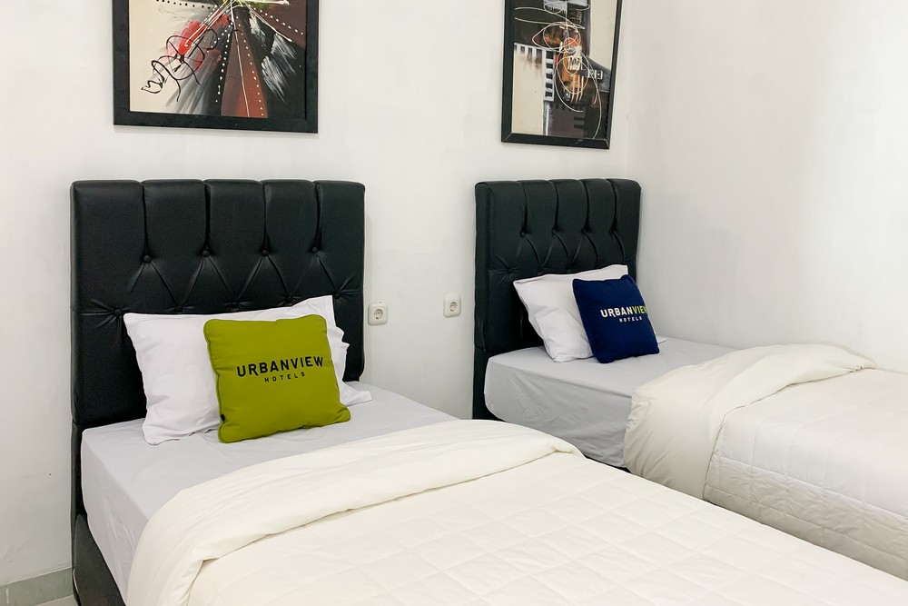 Urbanview Hotel Permata Syariah Garut Room Type - Deluxe Twin Room