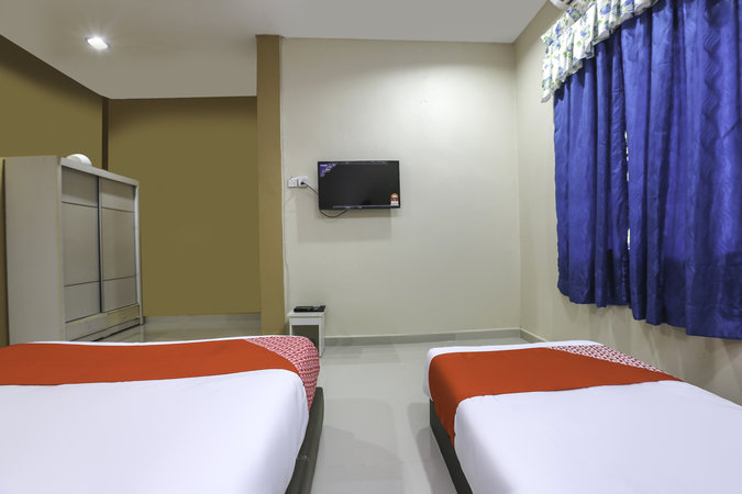 OYO 89933 Nun Hotel - Tap to explore photos
