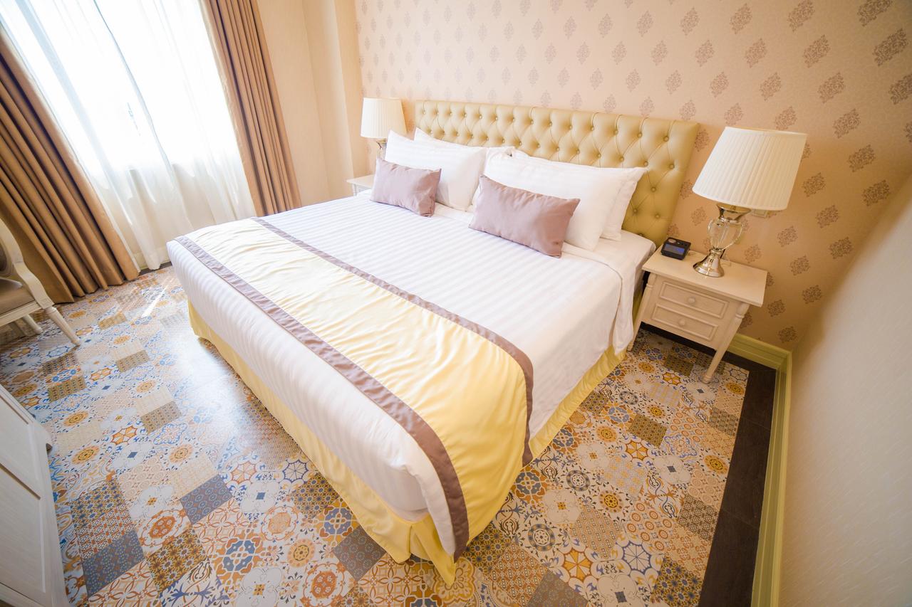 Rizal Park Hotel Room Type - Club King Room