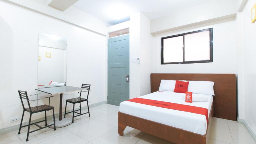 RedDoorz near Pasay Taft Room Type - RedDoorz Room
