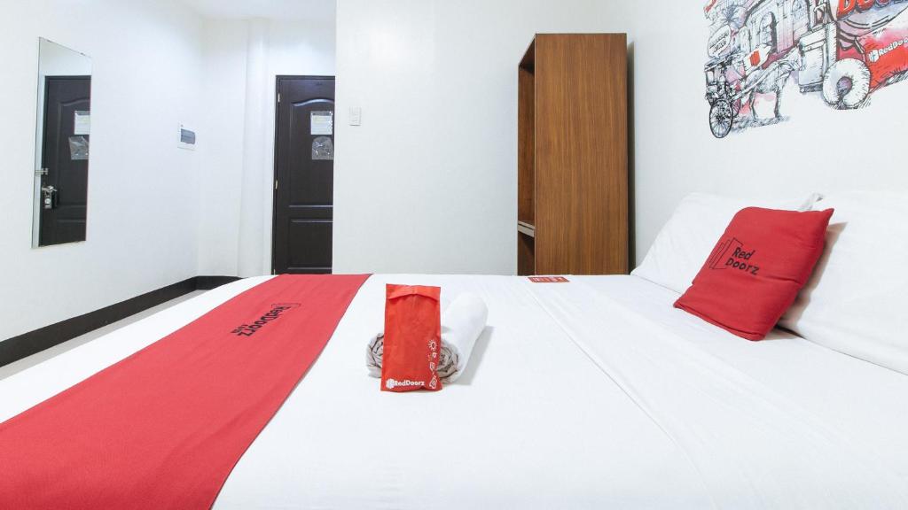 RedDoorz Plus @ EDSA Congressional Room Type - RedDoorz Room