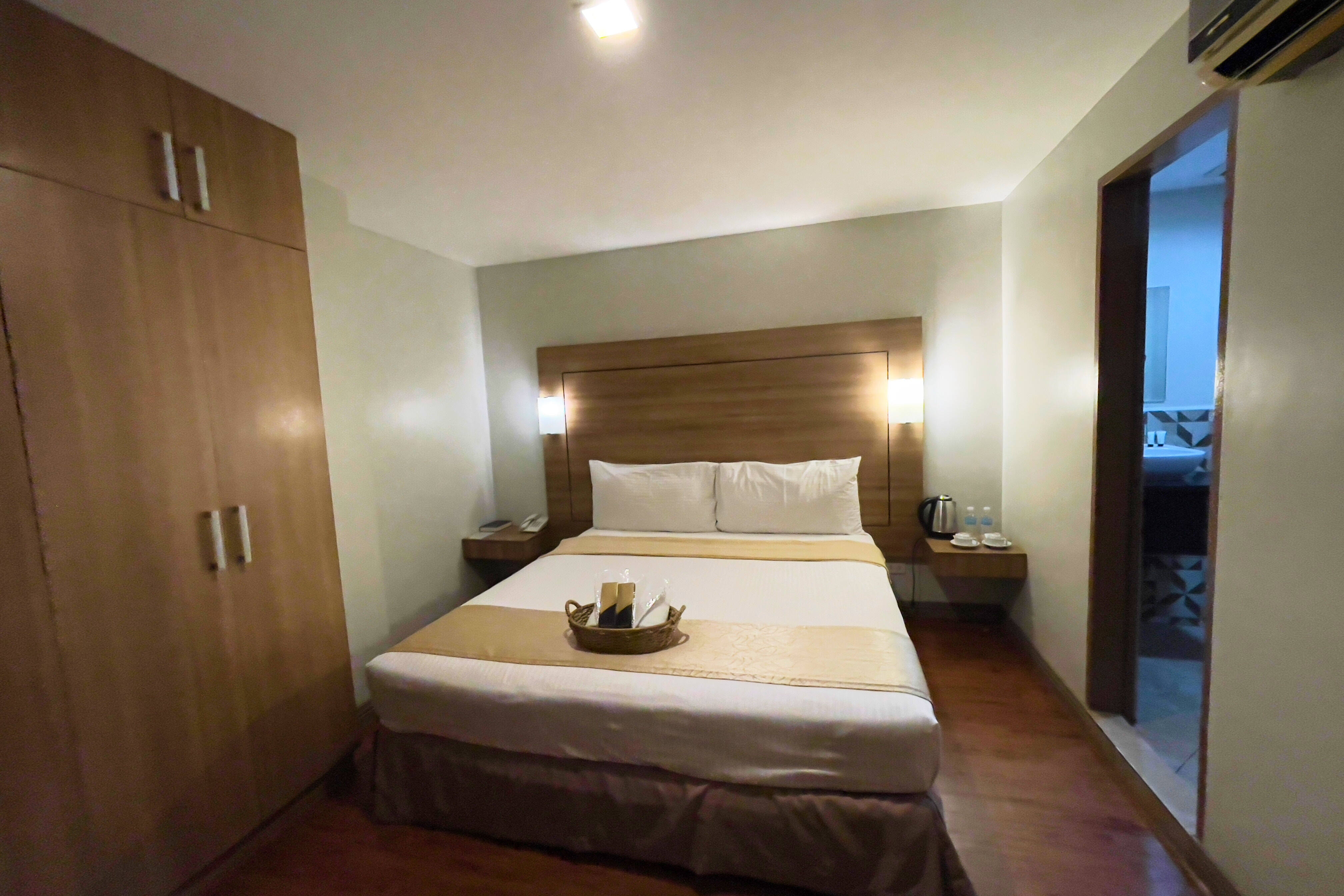 Tagaytay Hotel SixB Room Type - Standard Queen Room