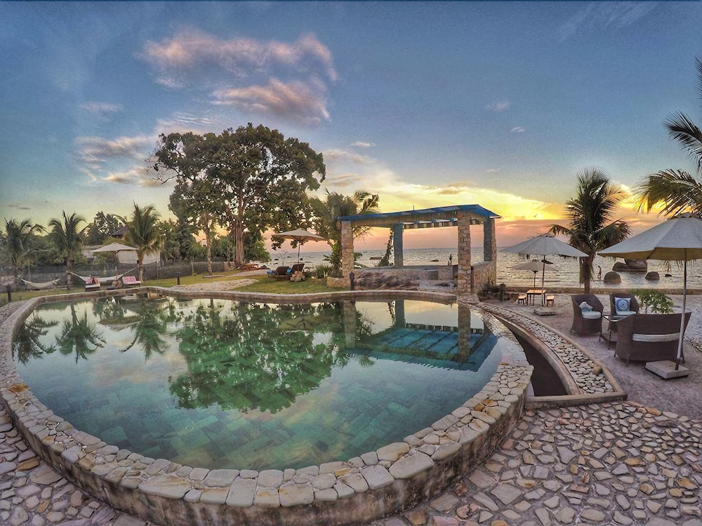 Rocks Beach Boutique Bungalows