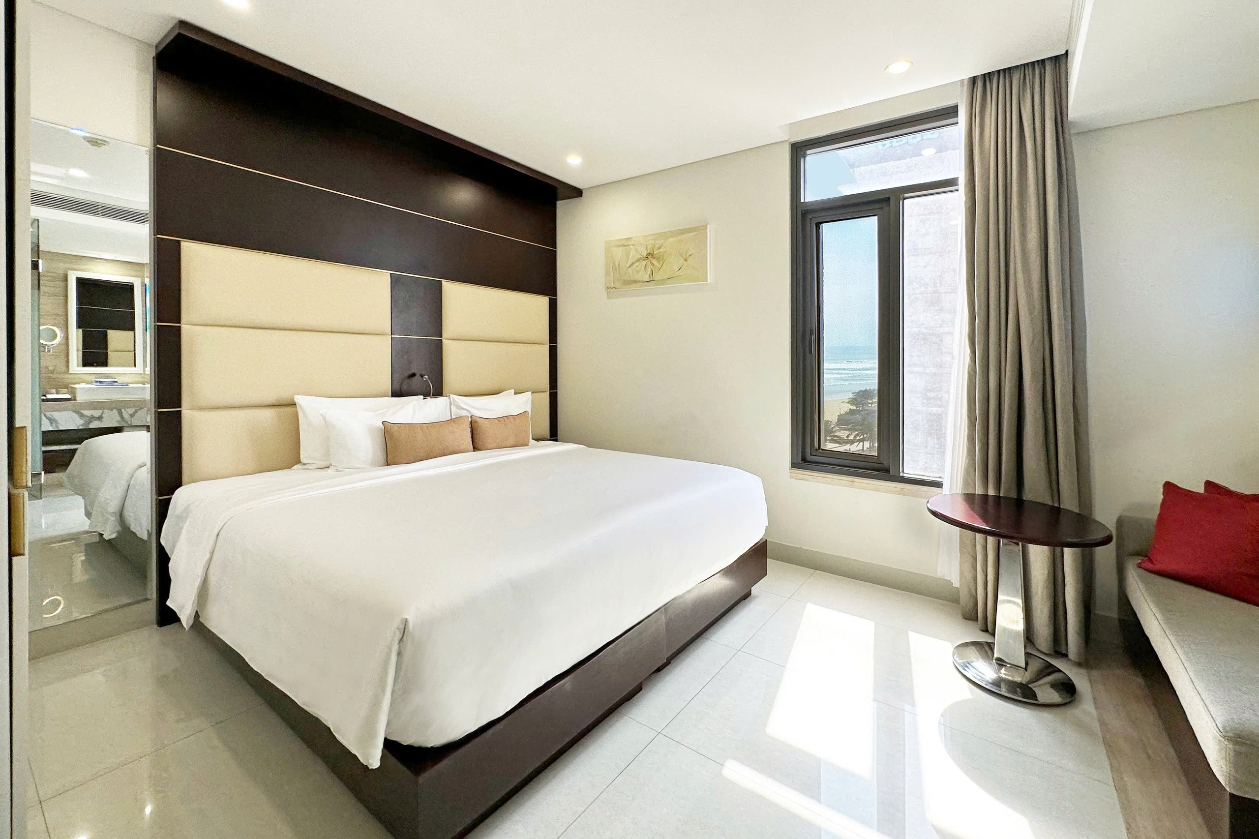 Holiday Beach Hotel Danang - Tap to explore photos