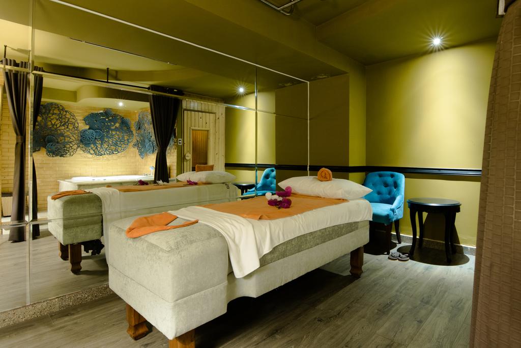 A and Em Signature Hotel