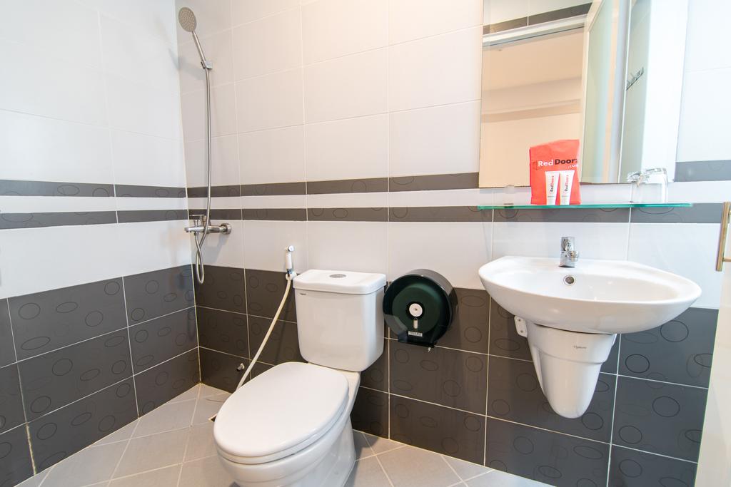 RedDoorz Plus Near Lotte Mart D7