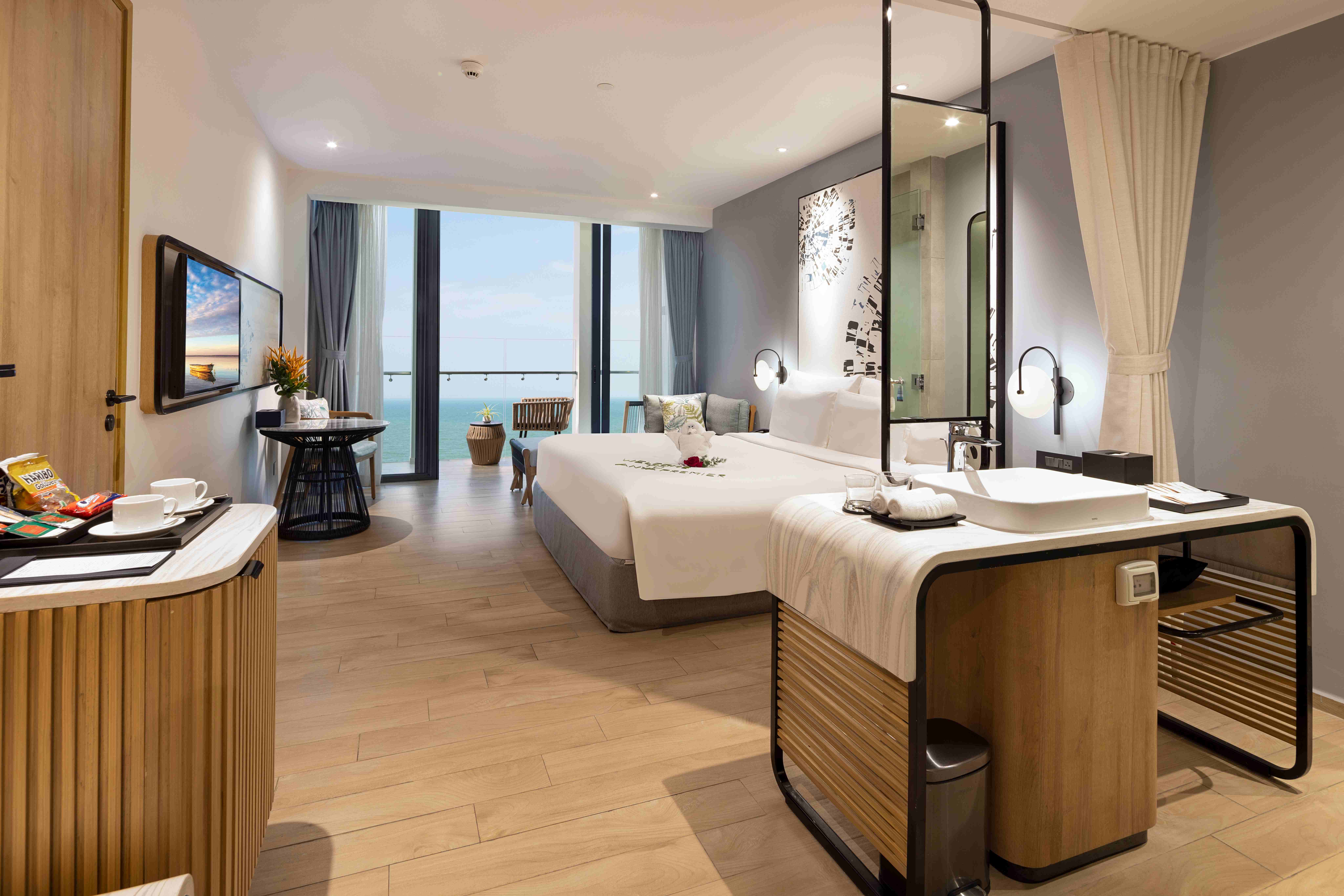 PREMIER DELUXE OCEAN VIEW KING