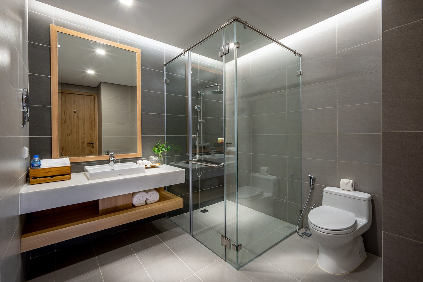 DeLaSea Ha Long Hotel - Modern Bayview Escape Room Type - Deluxe Twin Room with Sea View