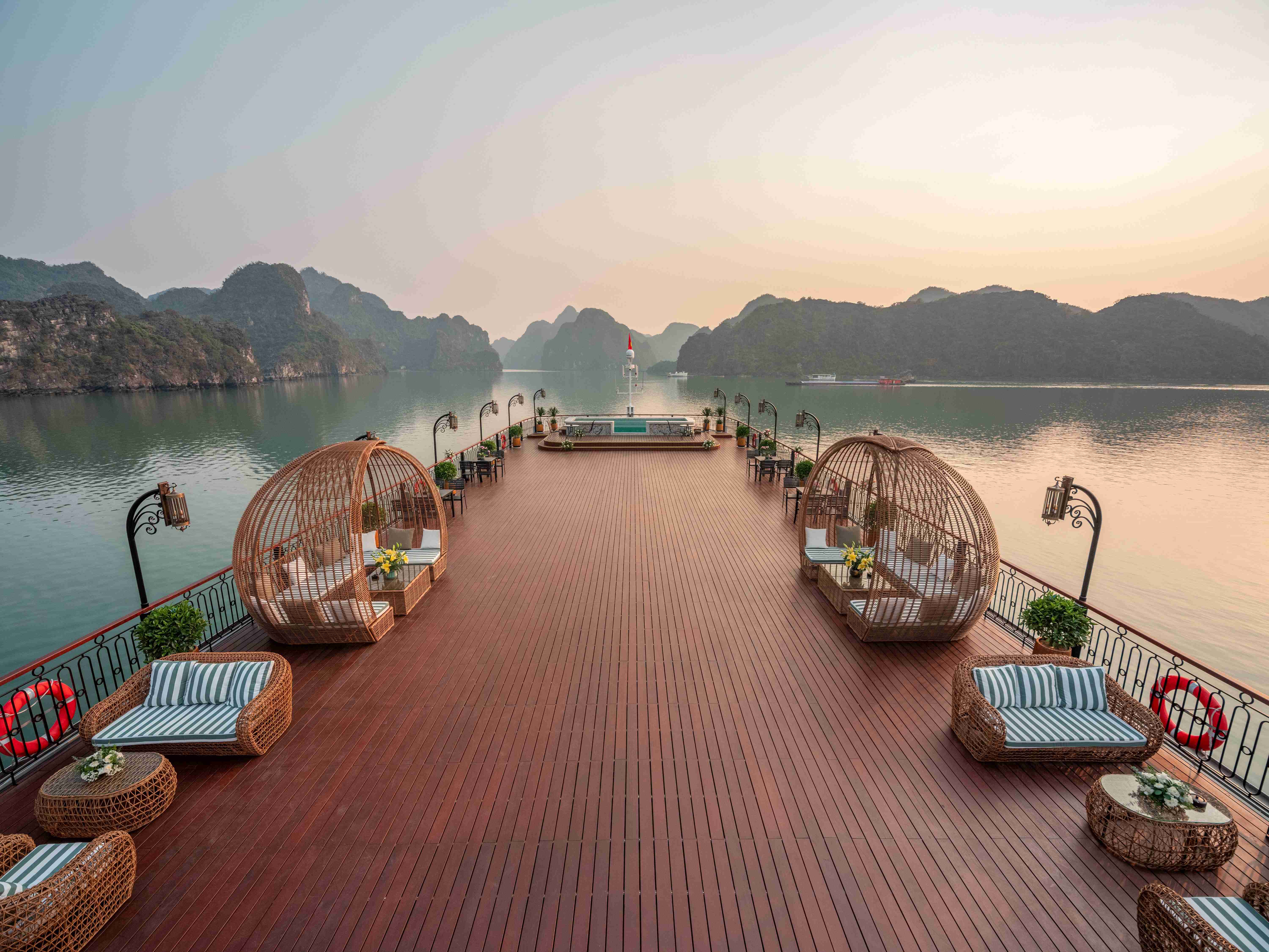 Indochine Grand Lan Ha Bay