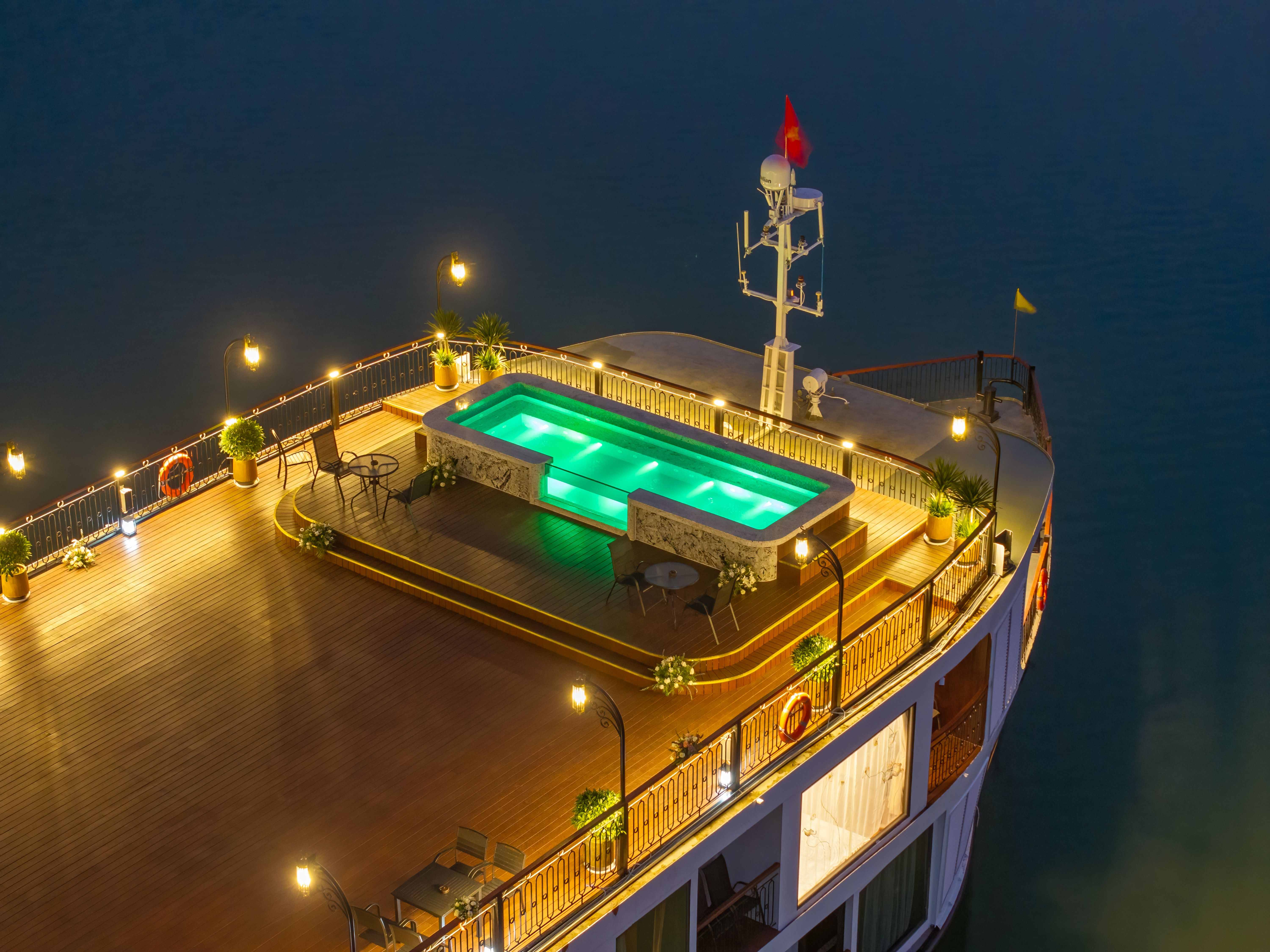 Indochine Grand Lan Ha Bay