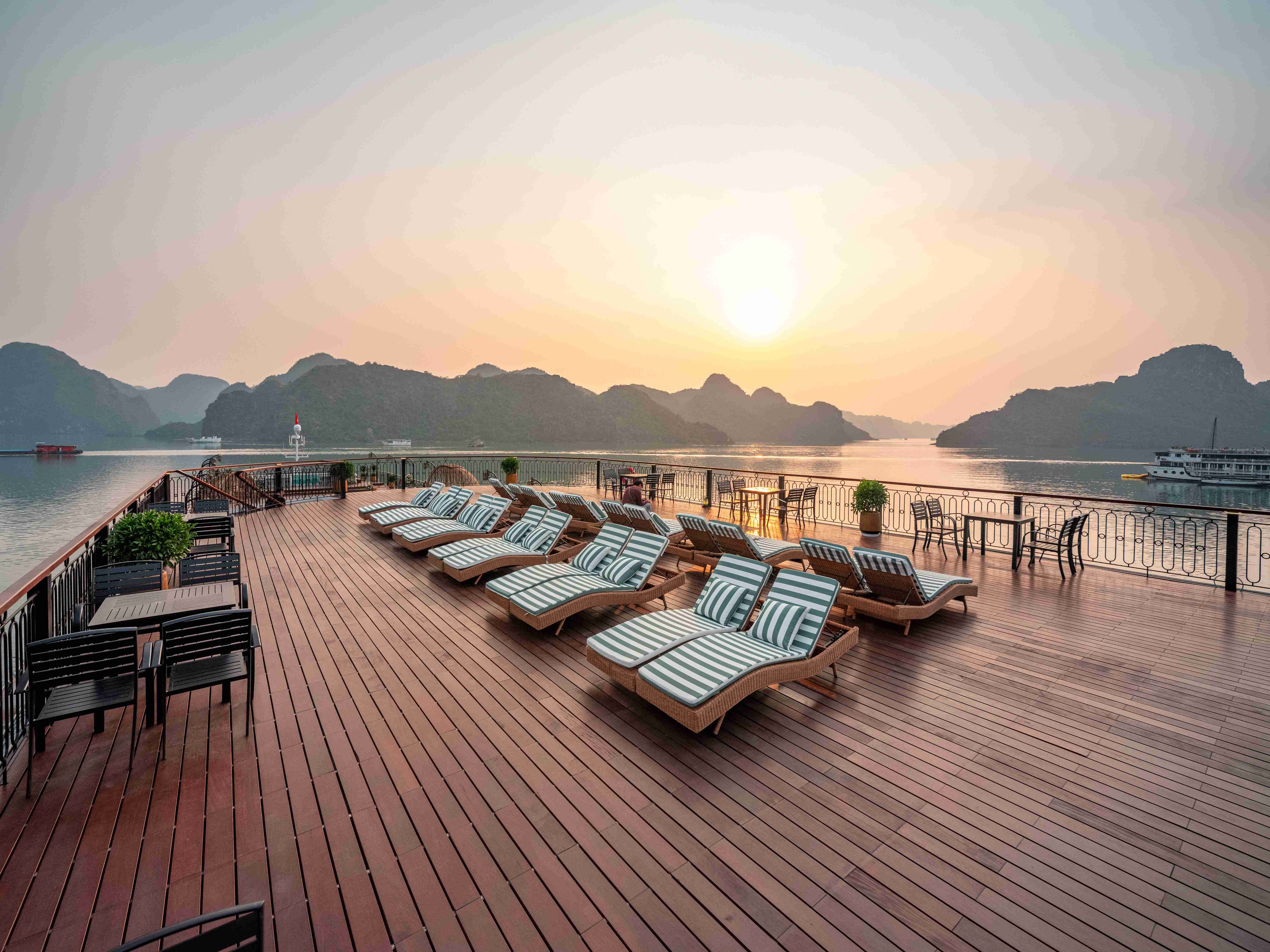 Indochine Grand Lan Ha Bay