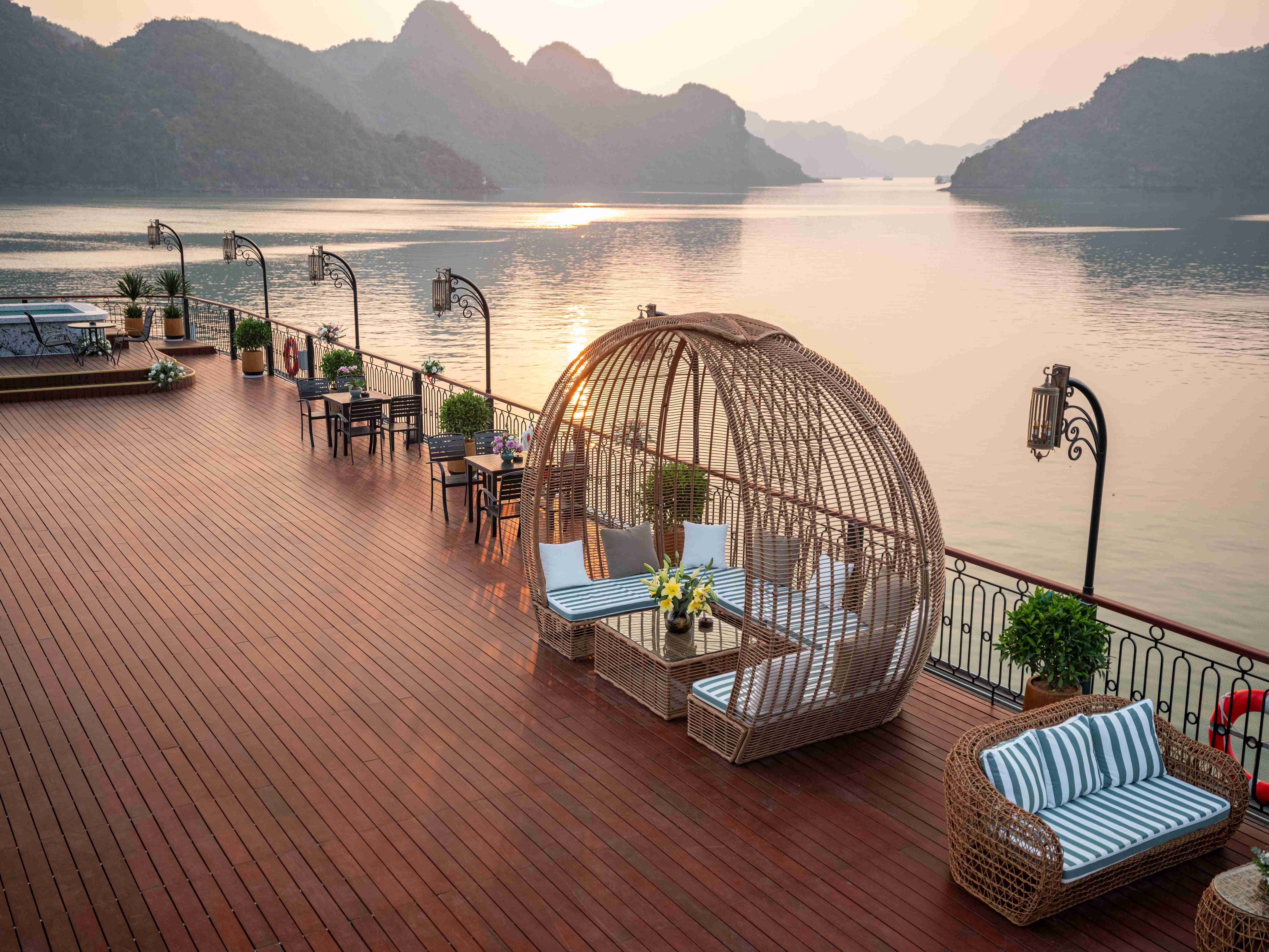 Indochine Grand Lan Ha Bay