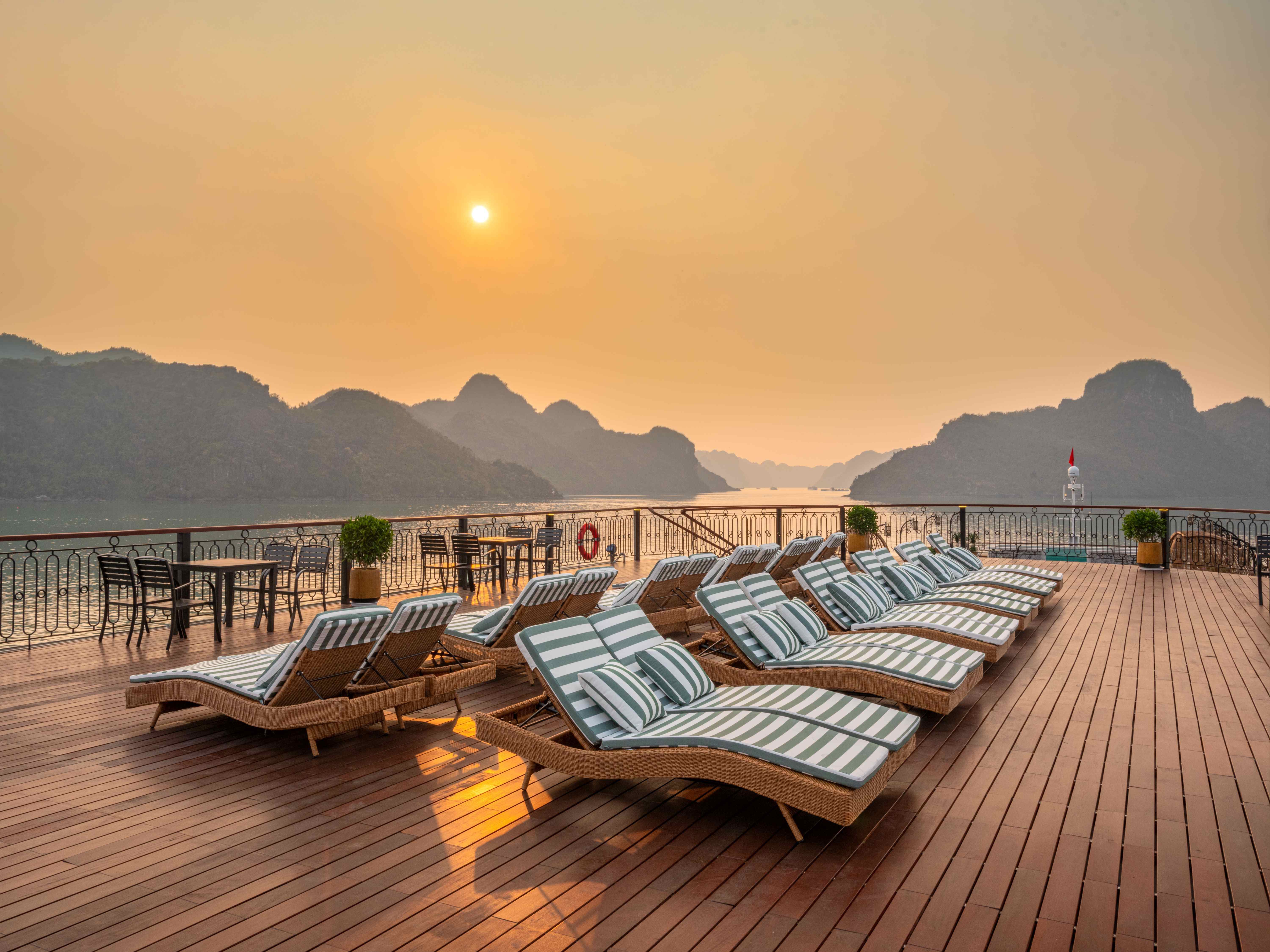 Indochine Grand Lan Ha Bay